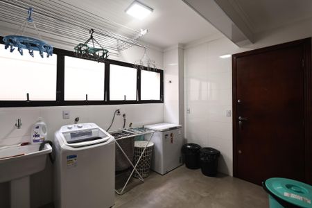 Apartamento à venda com 135m², 4 quartos e 2 vagas Apartamento à venda com 135m², 4 quartos e 2 vagasLavanderia