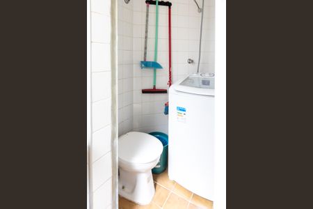 Banheiro da Área de Serviço de apartamento para alugar com 1 quarto, 55m² em Cambuí, Campinas