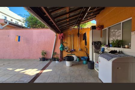 Casa à venda com 240m², 3 quartos e 2 vagasArea de serviço