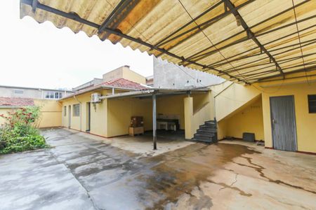 Casa à venda com 200m², 6 quartos e 4 vagas Casa à venda com 200m², 6 quartos e 4 vagasQuintal