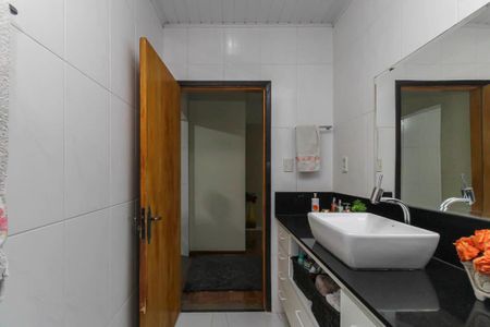 Casa à venda com 200m², 6 quartos e 4 vagas Casa à venda com 200m², 6 quartos e 4 vagasBanheiro 1