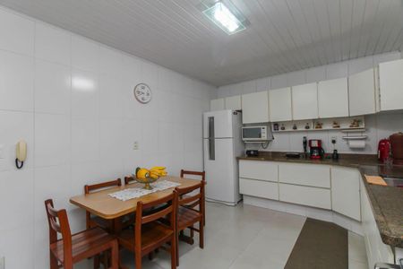 Casa à venda com 200m², 6 quartos e 4 vagas Casa à venda com 200m², 6 quartos e 4 vagasCozinha