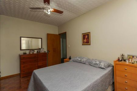 Casa à venda com 200m², 6 quartos e 4 vagas Casa à venda com 200m², 6 quartos e 4 vagasQuarto 1