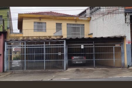Casa à venda com 200m², 6 quartos e 4 vagas Casa à venda com 200m², 6 quartos e 4 vagasFachada