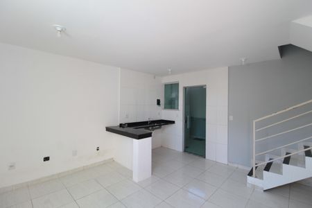 Sala e Cozinha de casa para alugar com 2 quartos, 72m² em Nacional, Contagem