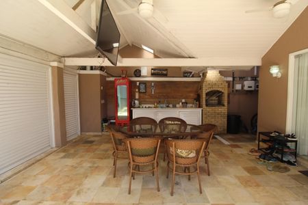 Casa de condomínio à venda com 260m², 4 quartos e 2 vagasQuintal