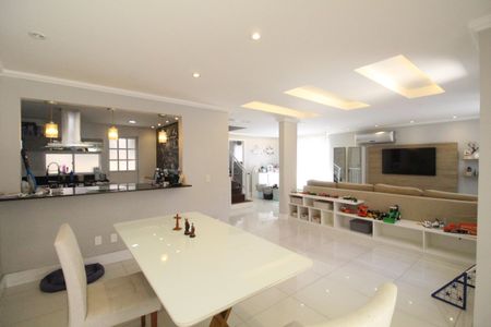 Casa de condomínio à venda com 260m², 4 quartos e 2 vagasSala