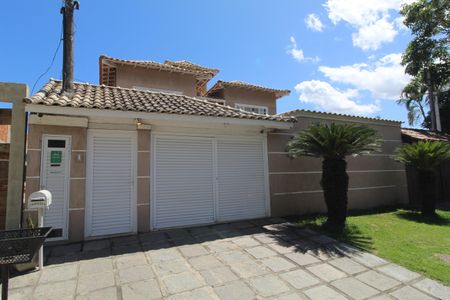 Casa de condomínio à venda com 260m², 4 quartos e 2 vagasFachada