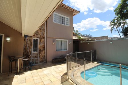 Casa de condomínio à venda com 260m², 4 quartos e 2 vagasQuintal