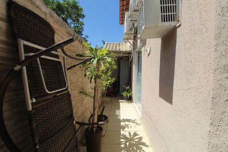 Casa de condomínio à venda com 260m², 4 quartos e 2 vagasLateral da casa
