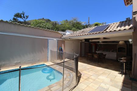 Casa de condomínio à venda com 260m², 4 quartos e 2 vagasQuintal