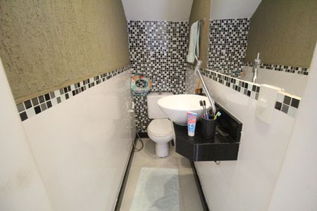 Casa de condomínio à venda com 260m², 4 quartos e 2 vagasLavabo