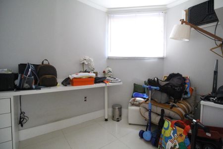 Casa de condomínio à venda com 260m², 4 quartos e 2 vagasEscritório