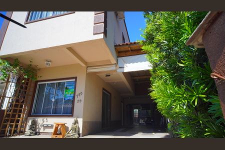 Casa à venda com 190m², 4 quartos e 2 vagas Casa à venda com 190m², 4 quartos e 2 vagasFachada