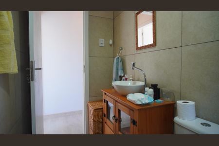 Casa à venda com 190m², 4 quartos e 2 vagas Casa à venda com 190m², 4 quartos e 2 vagasBanheiro Corredor piso superior