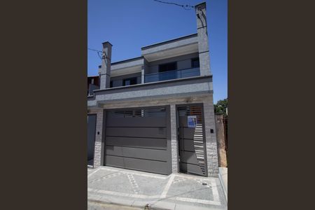 Casa à venda com 204m², 3 quartos e 4 vagas Casa à venda com 204m², 3 quartos e 4 vagasFachada