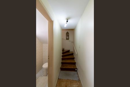 Casa à venda com 169m², 3 quartos e 1 vaga Casa à venda com 169m², 3 quartos e 1 vagaEscada