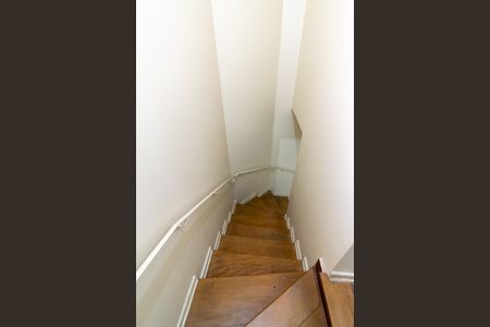 Casa à venda com 169m², 3 quartos e 1 vaga Casa à venda com 169m², 3 quartos e 1 vagaEscada