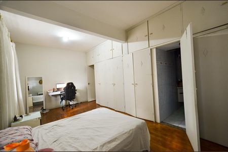 Apartamento à venda com 247m², 4 quartos e 2 vagas Apartamento à venda com 247m², 4 quartos e 2 vagasSuite
