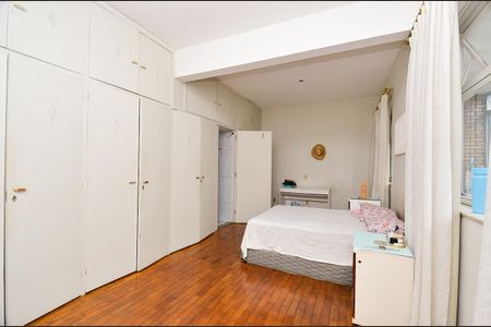 Apartamento à venda com 247m², 4 quartos e 2 vagas Apartamento à venda com 247m², 4 quartos e 2 vagasSuite