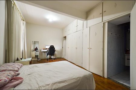 Apartamento à venda com 247m², 4 quartos e 2 vagas Apartamento à venda com 247m², 4 quartos e 2 vagasSuite