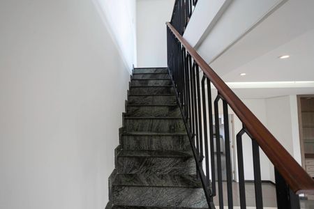 Apartamento à venda com 240m², 4 quartos e 4 vagasEscada