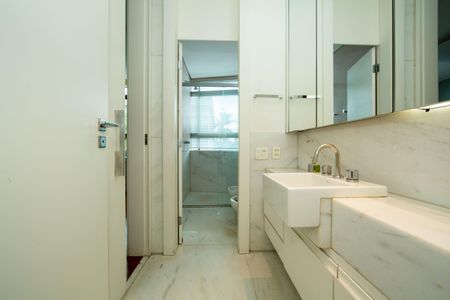 Apartamento à venda com 705m², 5 quartos e 6 vagas Apartamento à venda com 705m², 5 quartos e 6 vagasBANHEIRO4