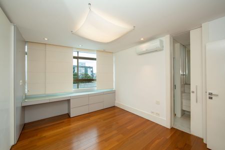 Apartamento à venda com 705m², 5 quartos e 6 vagas Apartamento à venda com 705m², 5 quartos e 6 vagasQUARTO4