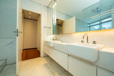 Apartamento à venda com 705m², 5 quartos e 6 vagas Apartamento à venda com 705m², 5 quartos e 6 vagasBANHEIRO3