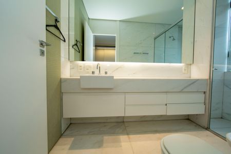 Apartamento à venda com 705m², 5 quartos e 6 vagas Apartamento à venda com 705m², 5 quartos e 6 vagasBANHEIRO2