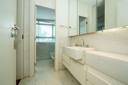 Apartamento à venda com 705m², 5 quartos e 6 vagas Apartamento à venda com 705m², 5 quartos e 6 vagasBANHEIRO4