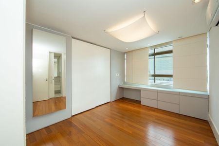 Apartamento à venda com 705m², 5 quartos e 6 vagas Apartamento à venda com 705m², 5 quartos e 6 vagasQUARTO4