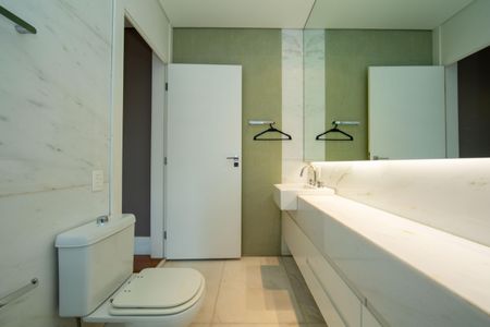 Apartamento à venda com 705m², 5 quartos e 6 vagas Apartamento à venda com 705m², 5 quartos e 6 vagasBANHEIRO2