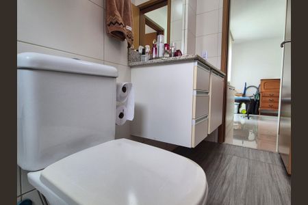 Apartamento à venda com 213m², 4 quartos e 3 vagas Apartamento à venda com 213m², 4 quartos e 3 vagasBanheiro da suite 1 e 2