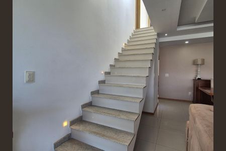 Apartamento à venda com 213m², 4 quartos e 3 vagas Apartamento à venda com 213m², 4 quartos e 3 vagasEscada