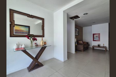 Apartamento à venda com 213m², 4 quartos e 3 vagas Apartamento à venda com 213m², 4 quartos e 3 vagasHall de Entrada