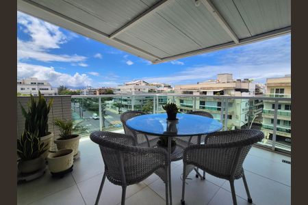 Apartamento à venda com 213m², 4 quartos e 3 vagas Apartamento à venda com 213m², 4 quartos e 3 vagasVaranda