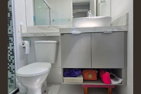 Apartamento à venda com 47m², 2 quartos e 1 vaga Apartamento à venda com 47m², 2 quartos e 1 vagaBanheiro Social