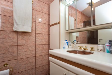 Apartamento à venda com 120m², 4 quartos e 2 vagas Apartamento à venda com 120m², 4 quartos e 2 vagasBanheiro do quarto 2 Suíte