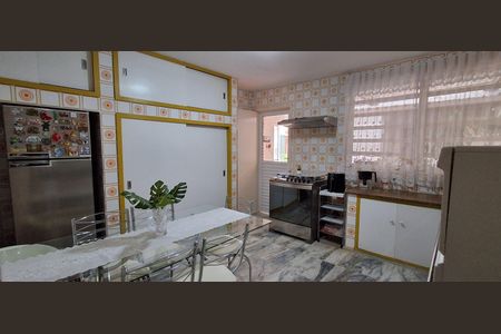 Casa à venda com 200m², 3 quartos e 2 vagas Casa à venda com 200m², 3 quartos e 2 vagasCozinha