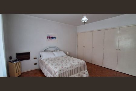 Casa à venda com 200m², 3 quartos e 2 vagas Casa à venda com 200m², 3 quartos e 2 vagasQuarto 1