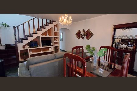 Casa à venda com 200m², 3 quartos e 2 vagas Casa à venda com 200m², 3 quartos e 2 vagasSala