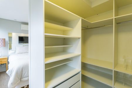 Apartamento para alugar com 100m², 2 quartos e 1 vaga Apartamento para alugar com 100m², 2 quartos e 1 vagaCloset da suíte 2