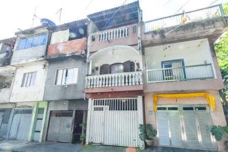 Casa à venda com 129m², 3 quartos e 2 vagas Casa à venda com 129m², 3 quartos e 2 vagasFachada