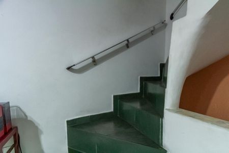 Casa à venda com 129m², 3 quartos e 2 vagas Casa à venda com 129m², 3 quartos e 2 vagasEscada