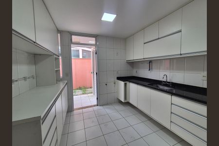 Casa de condomínio à venda com 122m², 4 quartos e 2 vagasCozinha 