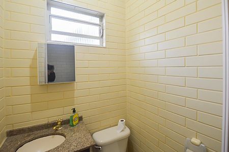 Casa à venda com 196m², 4 quartos e 3 vagasBanheiro da Suíte 2