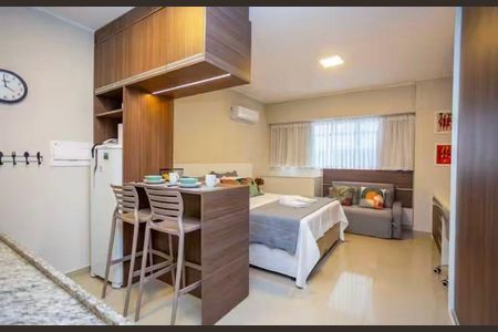 Cozinha de apartamento para alugar com 1 quarto, 31m² em Centro Cívico, Curitiba