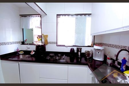 Cozinha de apartamento para alugar com 2 quartos, 59m² em Vila Alzira, Guarujá