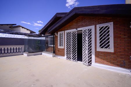 Casa à venda com 264m², 3 quartos e 3 vagas Casa à venda com 264m², 3 quartos e 3 vagasSala - Varanda